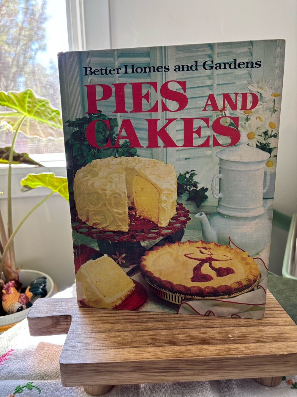 Better Homes And Gardens Pies and Cakes Cookbook - Cream and Red Cover